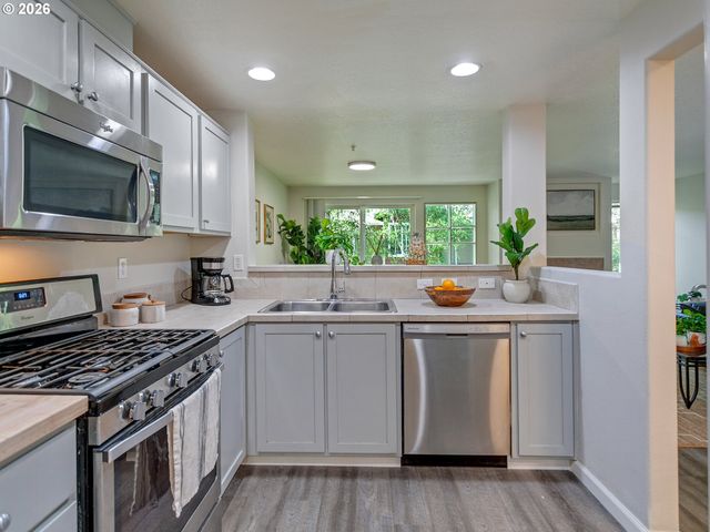 10769 Sw CANTERBURY Ln 102, Tigard, OR 97224