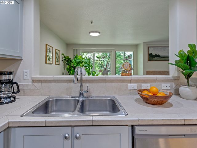 10769 Sw CANTERBURY Ln 102, Tigard, OR 97224
