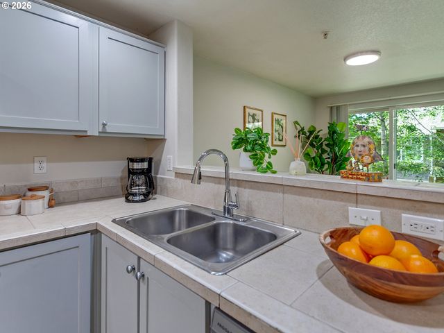 10769 Sw CANTERBURY Ln 102, Tigard, OR 97224