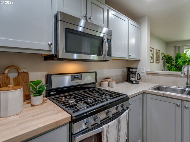 10769 Sw CANTERBURY Ln 102, Tigard, OR 97224