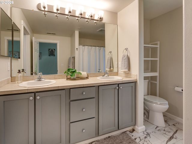 10769 Sw CANTERBURY Ln 102, Tigard, OR 97224