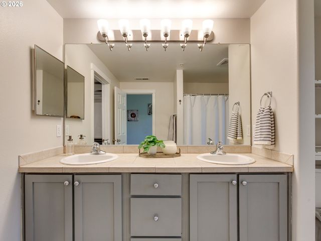 10769 Sw CANTERBURY Ln 102, Tigard, OR 97224