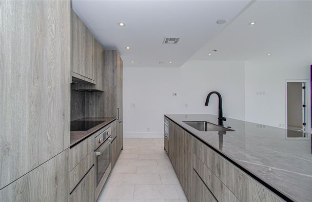 1701 Hermann Drive 20D, Houston, TX 77004