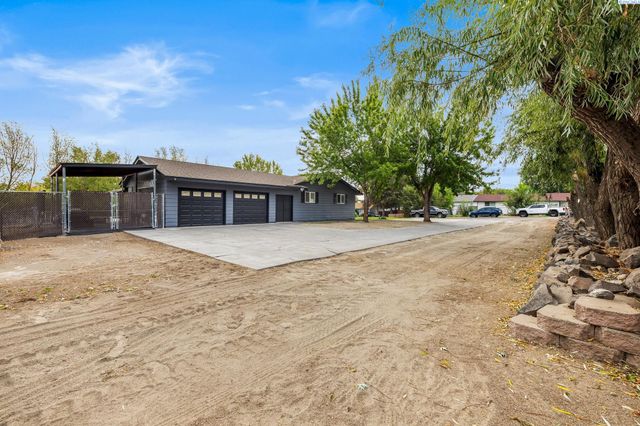 1202 Karen Ave, Benton City, WA 99320