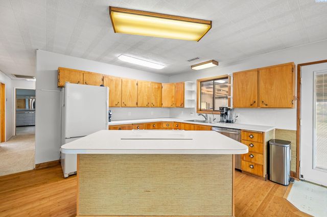 1202 Karen Ave, Benton City, WA 99320