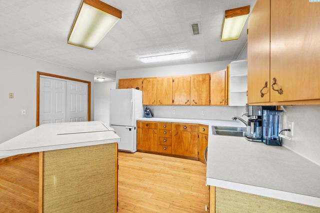 1202 Karen Ave, Benton City, WA 99320