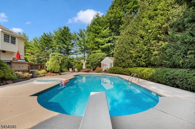 41 Wellington Dr, Washington Twp., NJ 07853