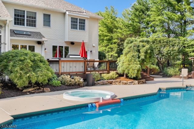 41 Wellington Dr, Washington Twp., NJ 07853