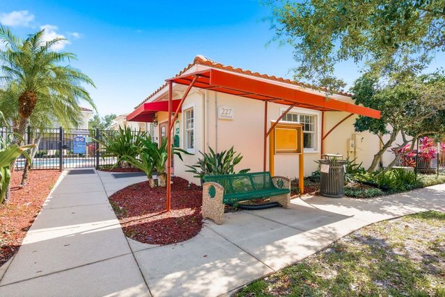 208 VALENCIA CIRCLE, St Petersburg, FL 33716