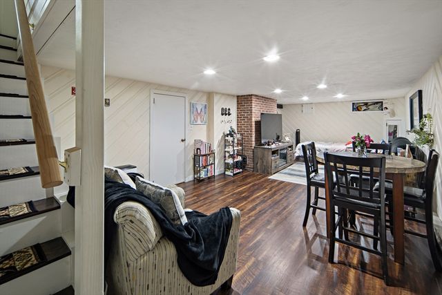 15 E Grove St, Middleboro, MA 02346