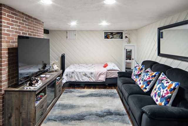 15 E Grove St, Middleboro, MA 02346