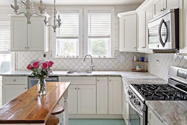 15 E Grove St, Middleboro, MA 02346