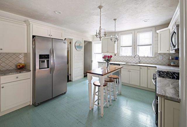 15 E Grove St, Middleboro, MA 02346