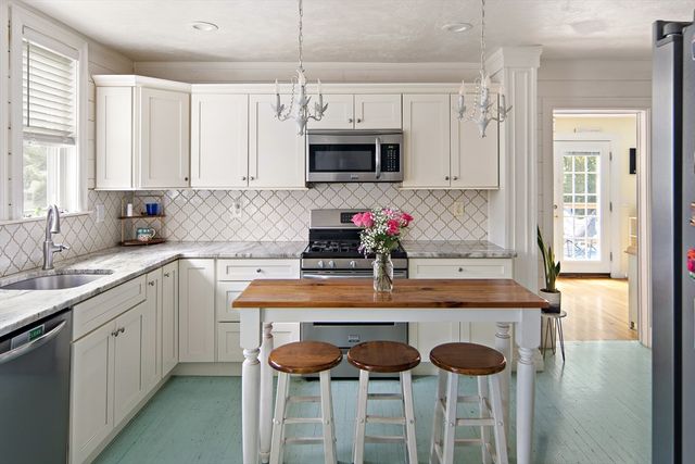 15 E Grove St, Middleboro, MA 02346