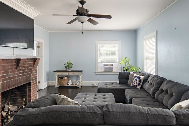 15 E Grove St, Middleboro, MA 02346