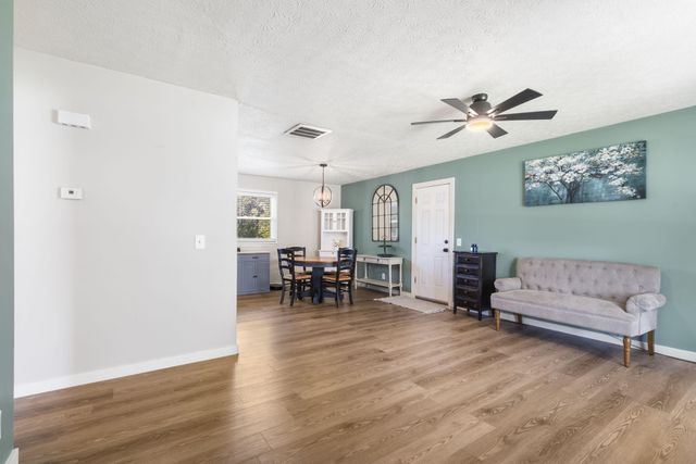 3123 W Farm Road 168, Springfield, MO 65807