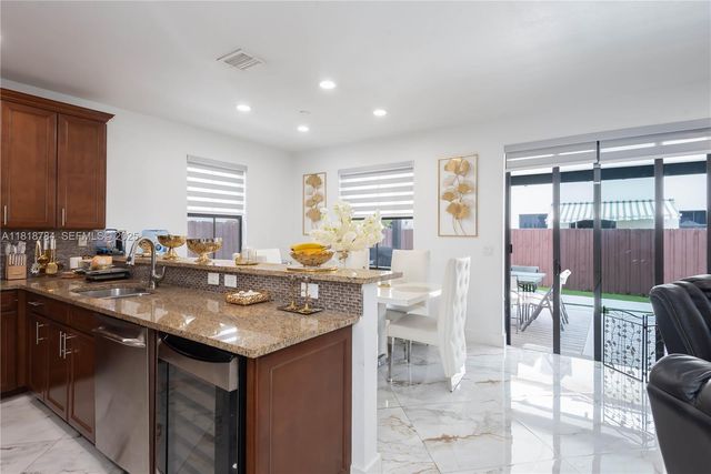 8885 NW 100th Place, Doral, FL 33178