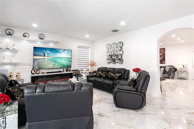 8885 NW 100th Place, Doral, FL 33178