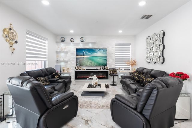 8885 NW 100th Place, Doral, FL 33178