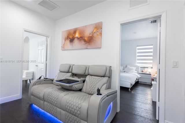 8885 NW 100th Place, Doral, FL 33178