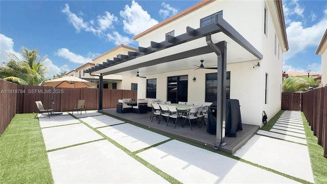 8885 NW 100th Place, Doral, FL 33178