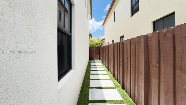 8885 NW 100th Place, Doral, FL 33178