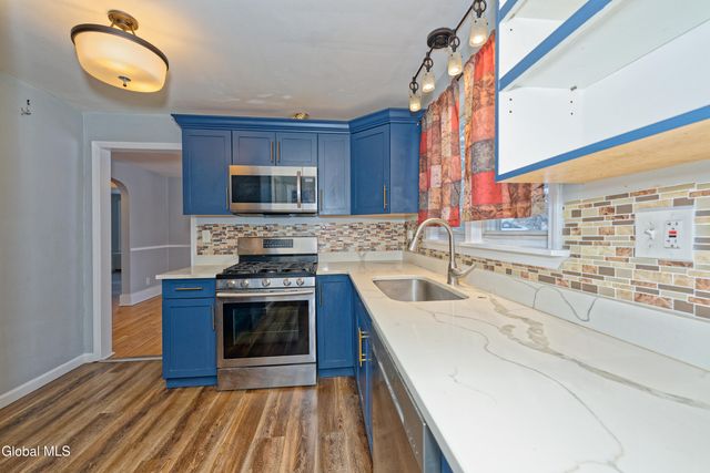 7 Pinehurst Road, Colonie, NY 12205