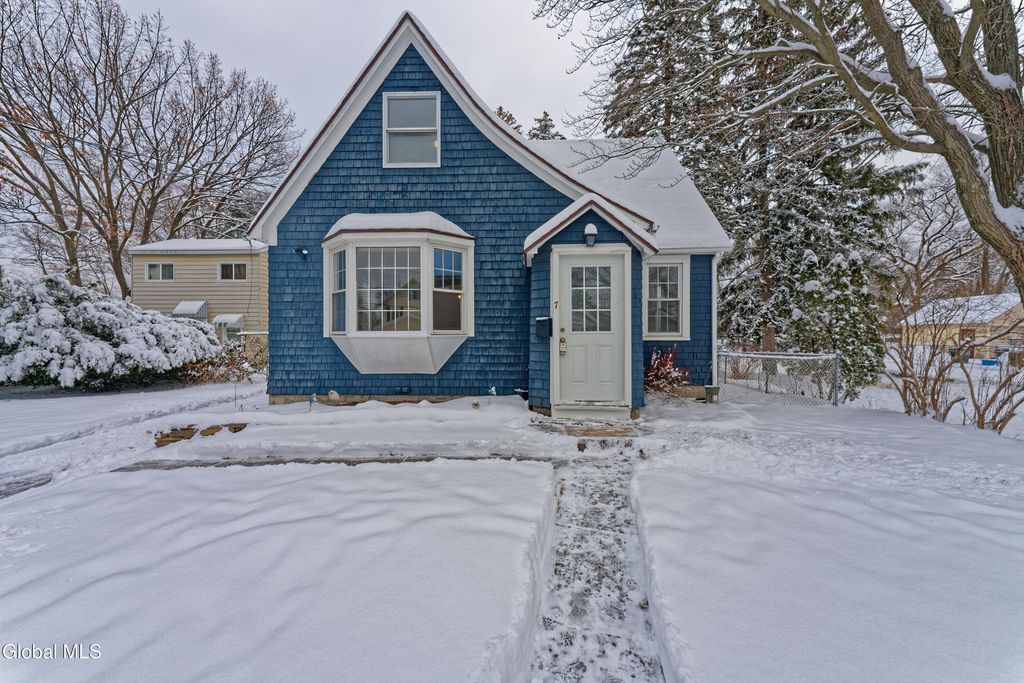 7 Pinehurst Road, Colonie, NY 12205