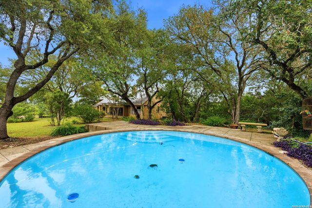 2939 Rolling Oaks Dr, New Braunfels, TX 78132