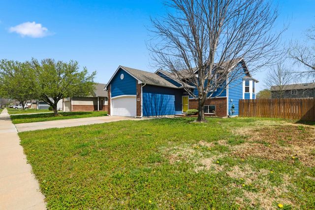 4044 Farmstead St, Bel Aire, KS 67220