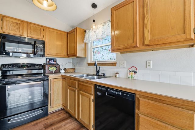 4044 Farmstead St, Bel Aire, KS 67220