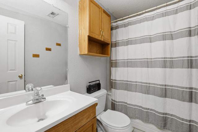 4044 Farmstead St, Bel Aire, KS 67220