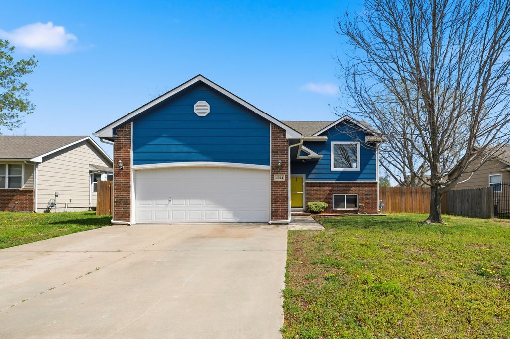 4044 Farmstead St, Bel Aire, KS 67220