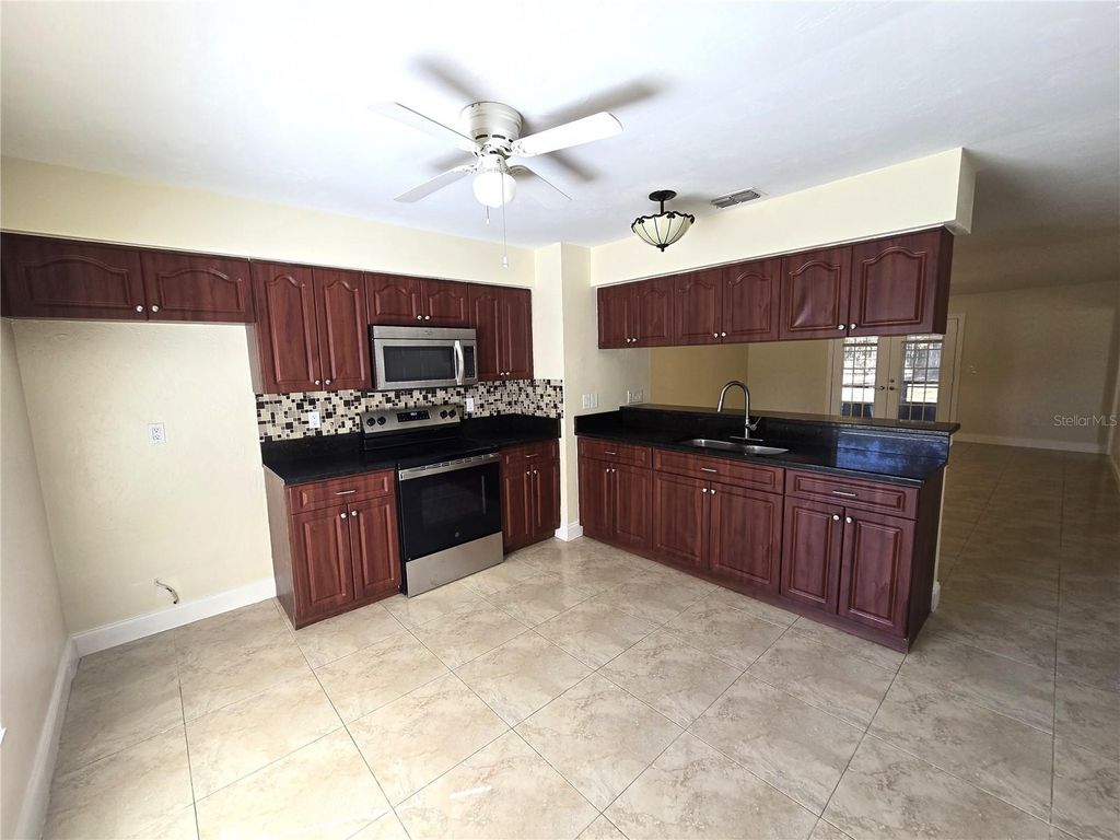 Image 7 of property listing at 1417 CORNELIA AVENUE, Sebring, FL 33870