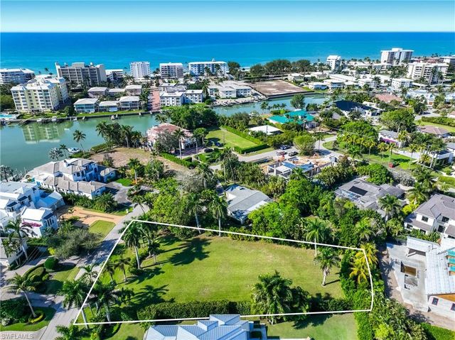 311 Spring Line DR, Naples, FL 34102