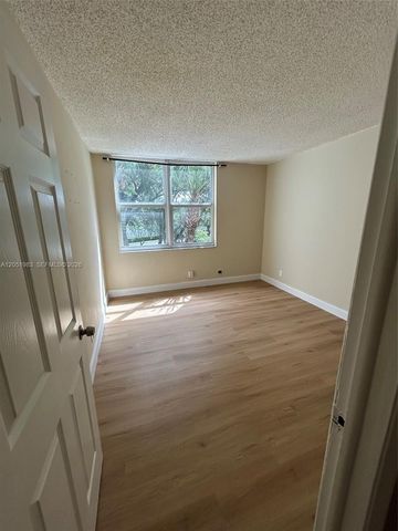 9461 Evergreen Place 303, Davie, FL 33324