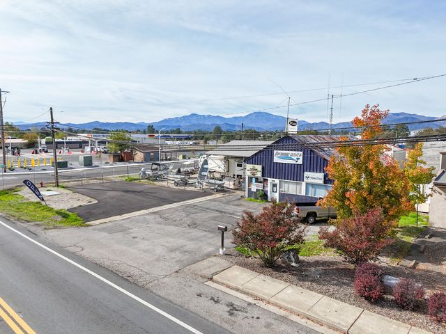 5280 Caterpillar Road, Redding, CA 96003