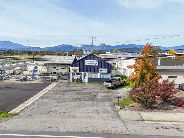 5280 Caterpillar Road, Redding, CA 96003