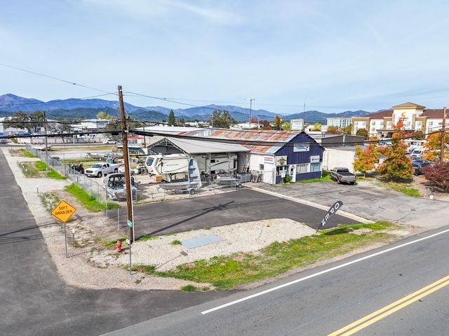 5280 Caterpillar Road, Redding, CA 96003