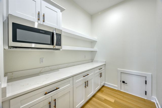 17981 Hammontree Circle, Clive, IA 50325