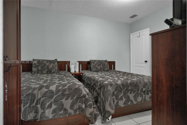 570 NE 169th St, North Miami Beach, FL 33162