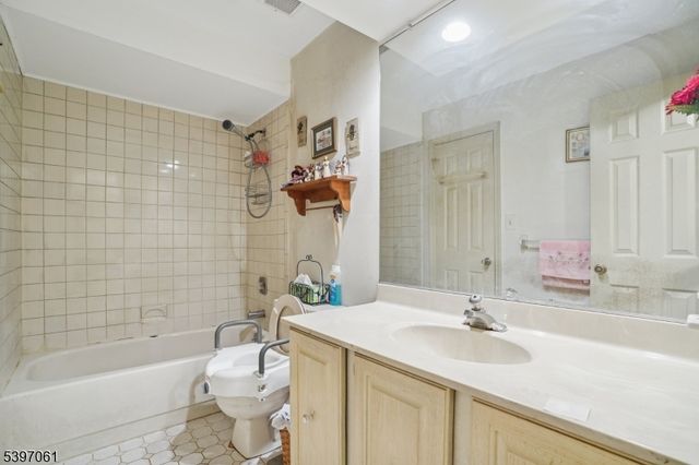 809 Woodbridge Commons Way, Woodbridge Twp., NJ 08830