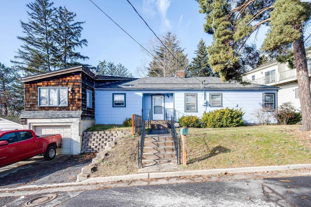 1215 NE Myrtle St, Pullman, WA 99163