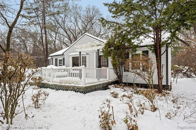 23245 Hunters Lane, Southfield, MI 48033