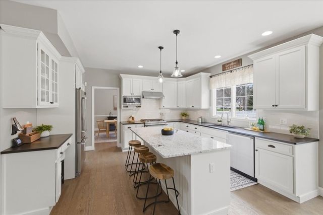 24 Winthrop Dr, Franklin, MA 02038