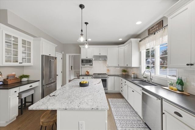 24 Winthrop Dr, Franklin, MA 02038