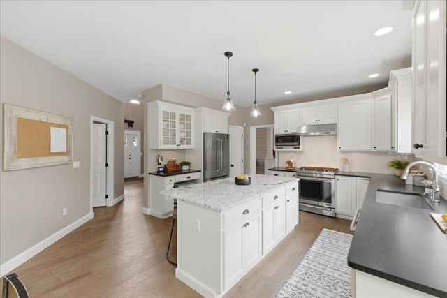 24 Winthrop Dr, Franklin, MA 02038