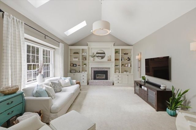 24 Winthrop Dr, Franklin, MA 02038