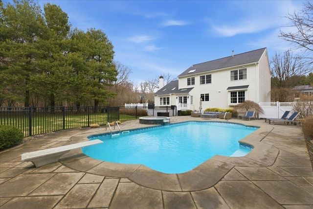 24 Winthrop Dr, Franklin, MA 02038