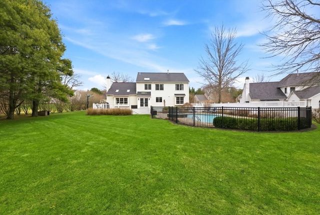 24 Winthrop Dr, Franklin, MA 02038